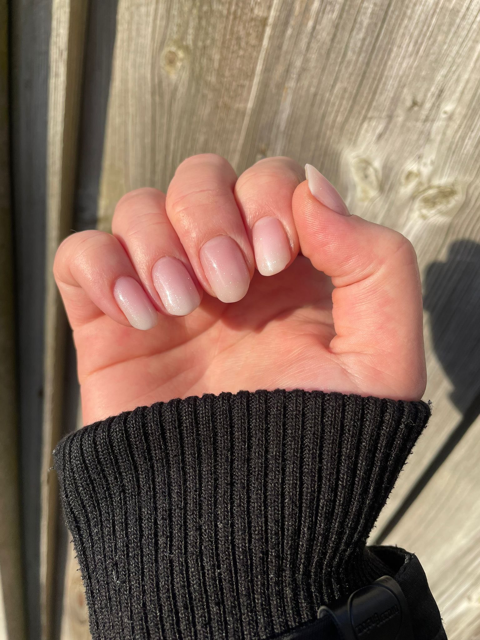 Parelwitte luxe nagels in natuurlijk licht