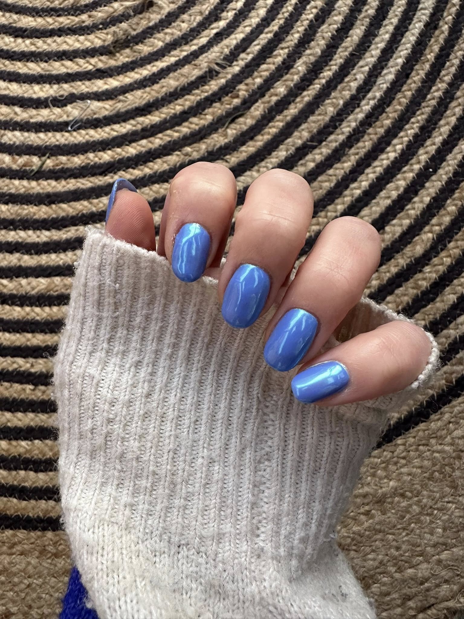 Bordeaux nagels met witte sneeuwvlok