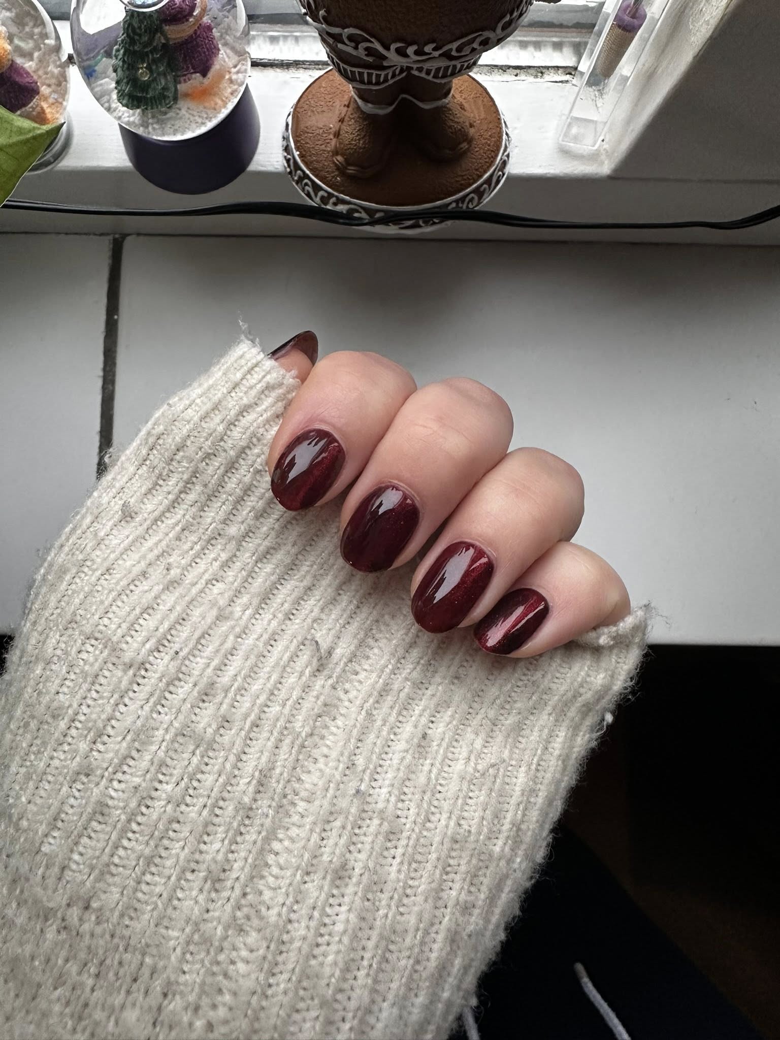 Donkerrode glanzende nagels met witte trui