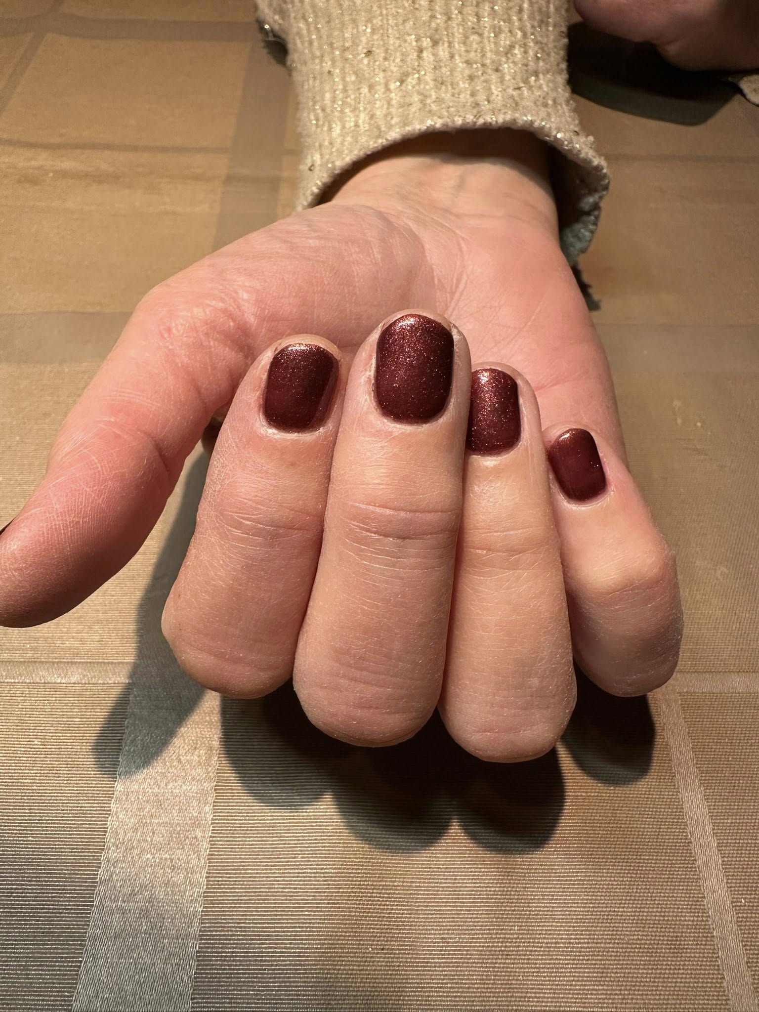 Blauwe glanzende nagels