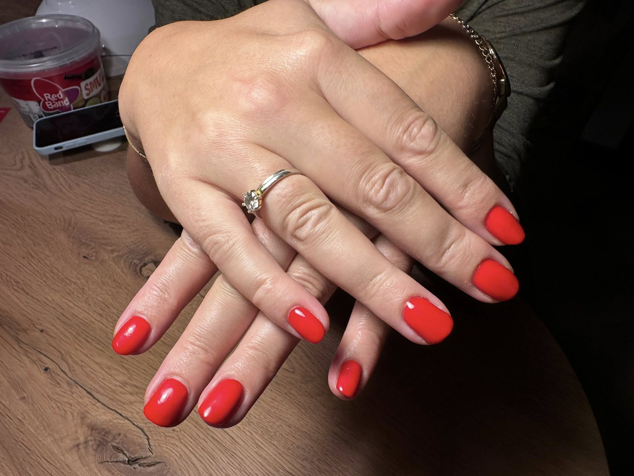 Felrode glanzende gelnagels